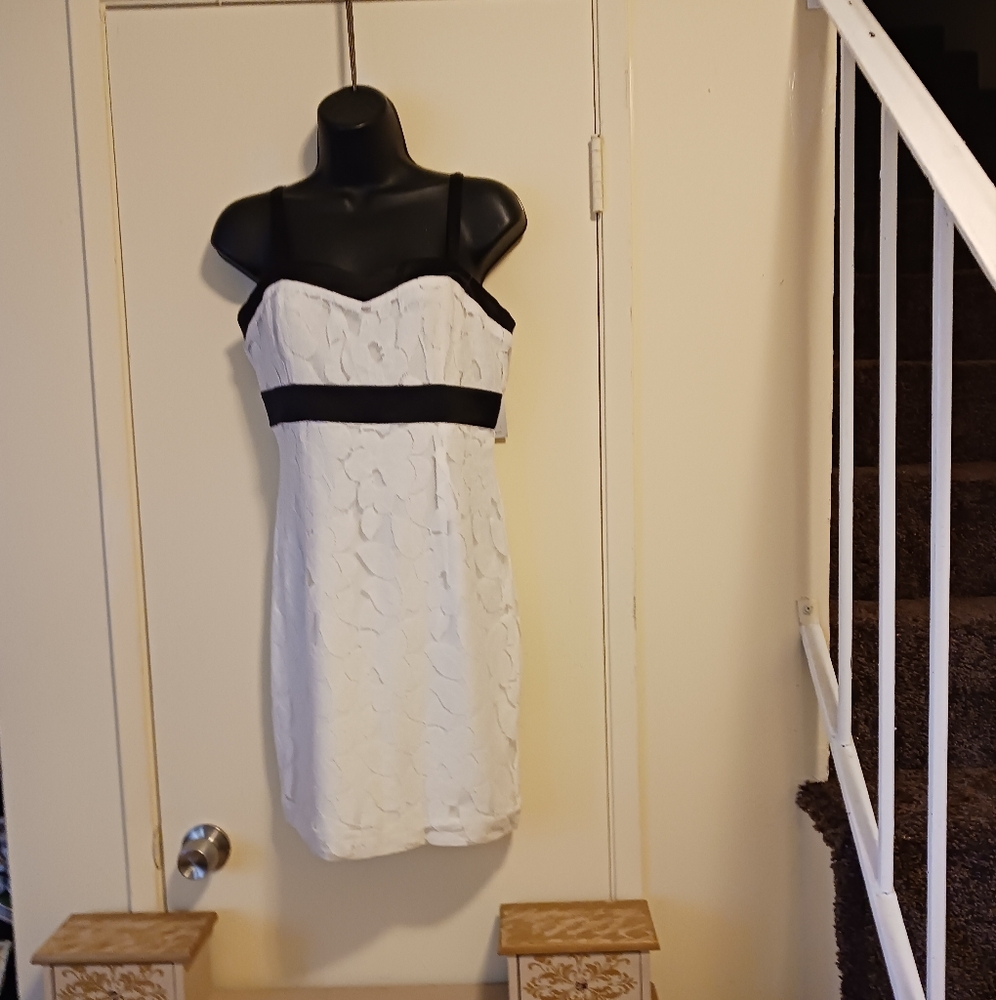 VERO MODA LACY LINED SHORT DRESS ENBOSSED FLORAL PRINT. WHITE, & BLACK SZ.MED.